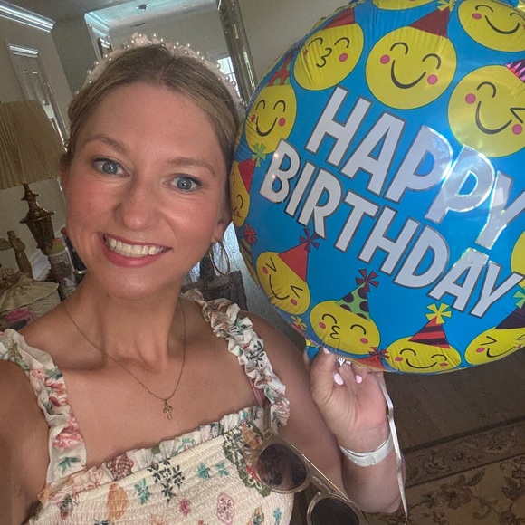 Meet your Posher, Courtney - Picture 2 of 3